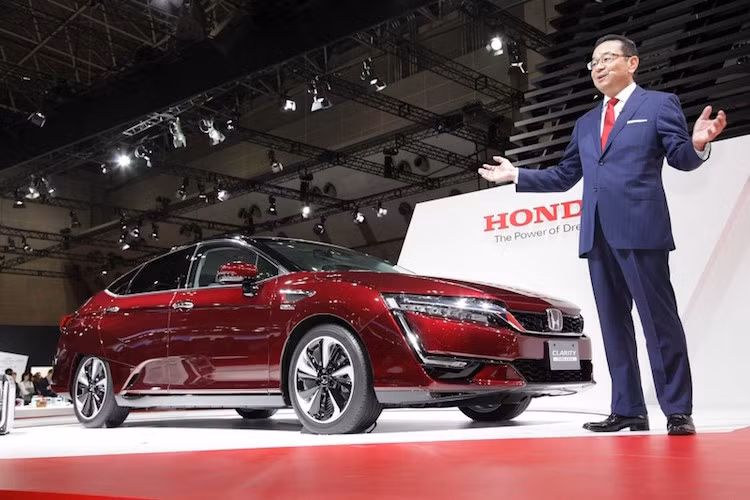 Tại triển lãm Tokyo vừa qua, Honda đã lần đầu trưng bày mẫu xe chạy tế bào nhiên liệu Clarity trước con mắt của báo giới và khách thăm quan.