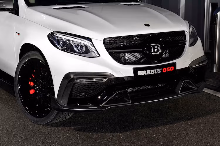 Như thường lệ, Brabus bắt đầu việc độ xe bằng cách trang bị một gói bodykit thể thao hơn. Trong đó cản trước của xe được thiết kế lại dữ dằn với các khe hút gió lớn giông "miệng cá ngão" và có tích hợp cả đèn sương mù LED.