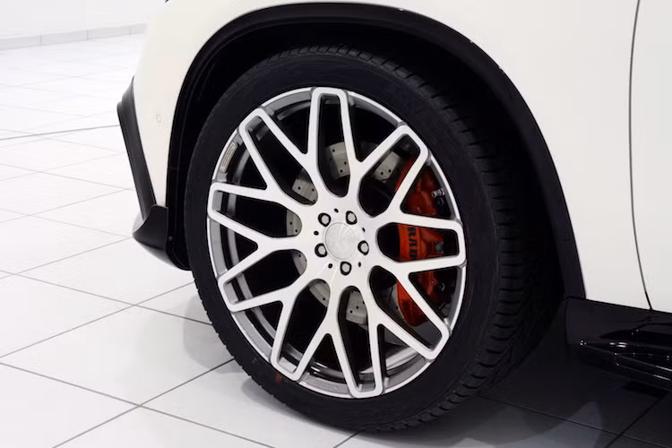 Chiếc GLE 63 AMG vốn đã có kích thước mâm lên tới 21 inch, nhưng bản độ 850 của Brabus còn lớn hơn nữa với mâm lên tới 23 inch.