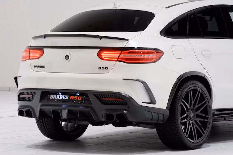 Trong đó, Brabus đã tích hợp cánh đuôi nhỏ bằng sợi carbon trên cửa sau và thiết kế lại cản sau với các cánh khuếch tán khí động học lớn.