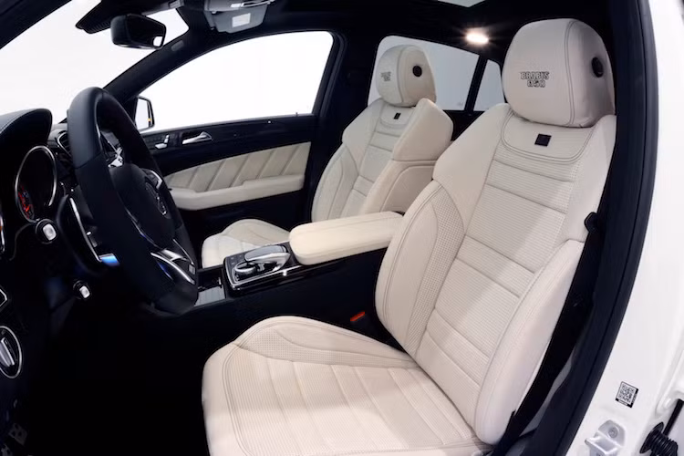 Các thay đổi bao gồm những chi tiết ốp bằng sợi carbon và cabin được bọc lại trong da Nappa cao cấp nhất, với màu sắc tùy chọn theo ý khách hàng.