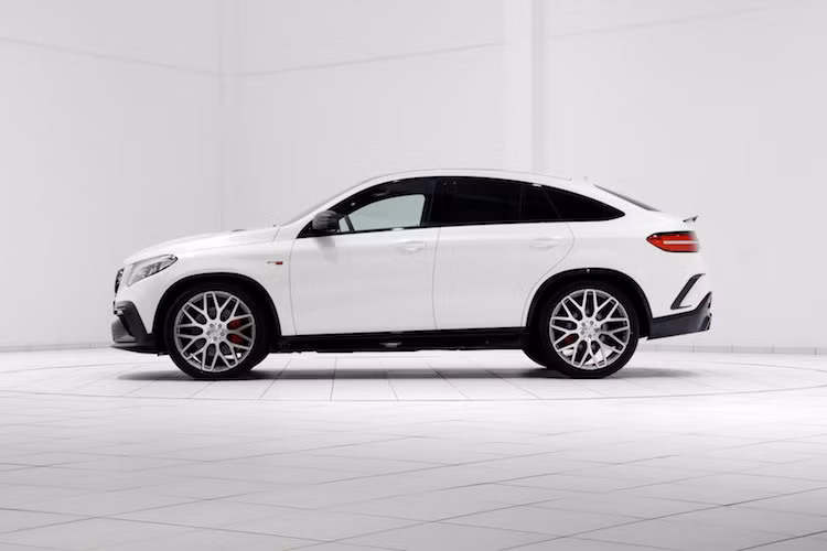 Các chi tiết bằng sợi carbon xuất hiện ở nhiều nơi trên thân xe để tạo điểm nhấn, chẳng hạn như ốp gương chiếu hậu tích hợp đèn xi-nhan.