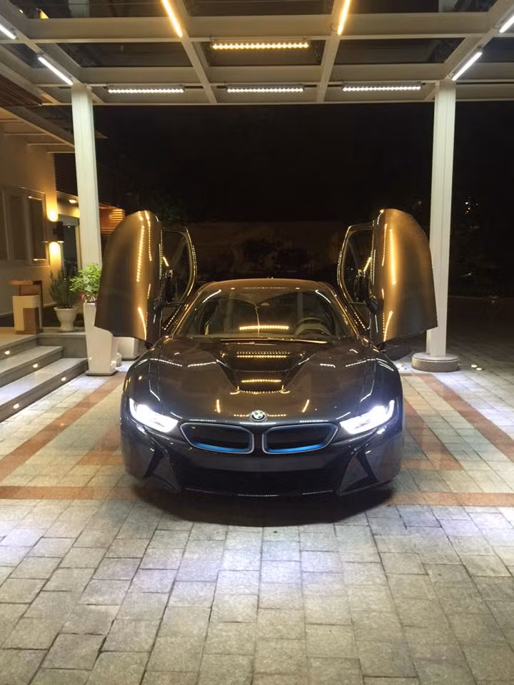 2 động cơ có thể khiến i8 chỉ mất 4,4 giây để đạt 100 km/h trước khi tới tốc độ tối đa 250 km/h một cách dễ dàng, trong khi vẫn chỉ có mức tiêu thụ 2,1l/100 km.