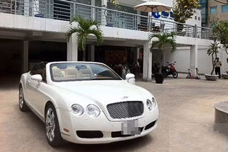 Anh là một người ưa thích thương hiệu Bentley khi còn đồng thời sở hữu một chiếc Continental GT Convertible màu trắng khác...