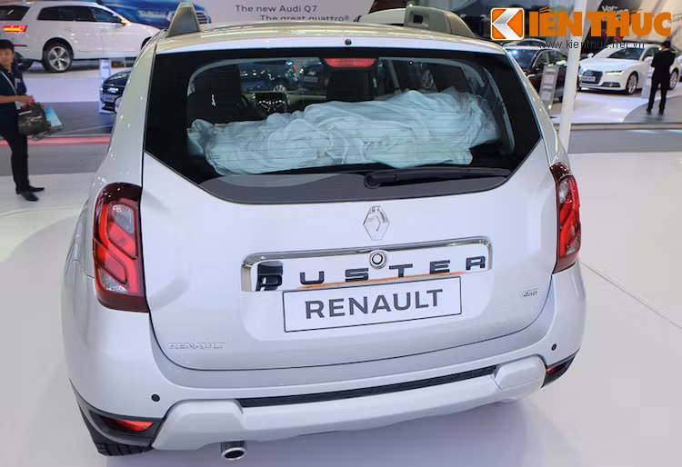 Phía sau đuôi xe cũng được thiết kế với các đường nét nổi hẳn lên mạnh mẽ. Tên gọi Duster của xe được in trên tay nắm cửa sau mạ chrome cao cấp.