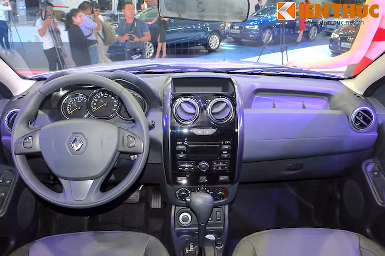 Mặc dù không thực sự sang trọng, nhưng Duster vẫn có khá nhiều tiện nghi như nút chỉnh âm thanh trên vô-lăng, hệ thống giữ ga tự động, gương gập điện. Đặc biệt chiếc xe còn có hệ thống sưởi ghế thậm chí còn không có trên nhiều mẫu xe cao cấp hơn.