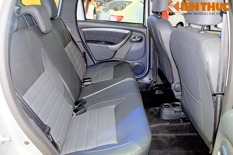 Với chiều dài cơ sở lớn, Duster có được không gian tương đối rộng rãi cho hành khách ngồi sau.
