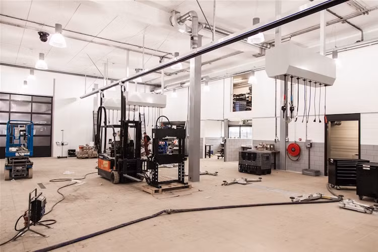 Khu vực kỹ thuật của trung tâm Porsche cổ điển cũng được đầu tư đặc biệt, và bản thân từng nhân viên cũng đều phải hoàn thành khóa đào tạo đặc biệt do Porsche chứng nhận để có thể "chuyên trị" những "bệnh" của xe cổ.