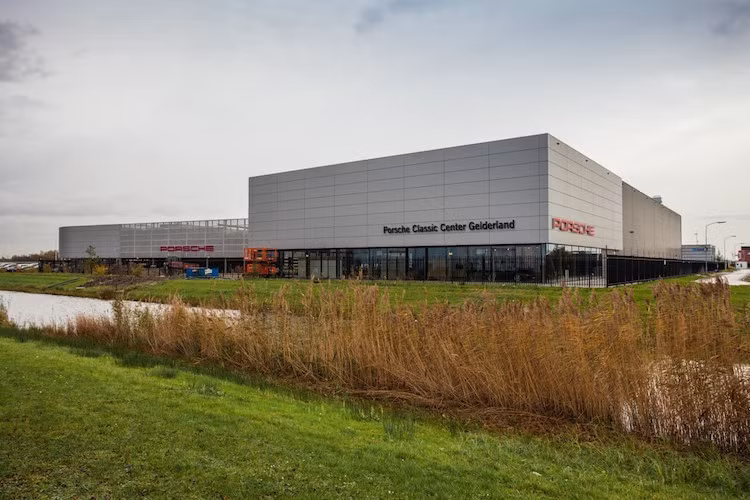 Đây là lần đầu tiên hãng xe Porsche mở ra một hệ thống dịch vụ, hậu mãi và bán hàng phục vụ riêng cho những chiếc xe cổ của hãng.