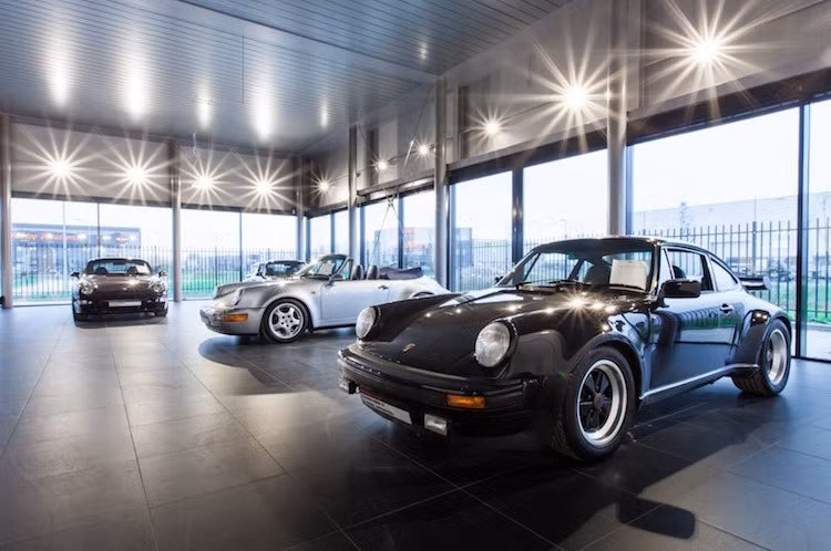 Các khách hàng của trung tâm Porsche cổ điển có thể mua những chiếc xe Porsche cổ đã được phục chế như mới tại showroom của trung tâm. Ngoài ra, trung tâm này còn cung cấp khoảng 52.000 phụ tùng chính hãng cho các đời Porsche cổ khác nhau.