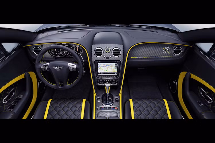Bên canh các chi tiết viền vàng, bảng táp-lô của chiếc xe còn được làm từ sợi carbon, và được vẽ đội hình bay Avenger nổi tiếng của Breitling Jet Team.
