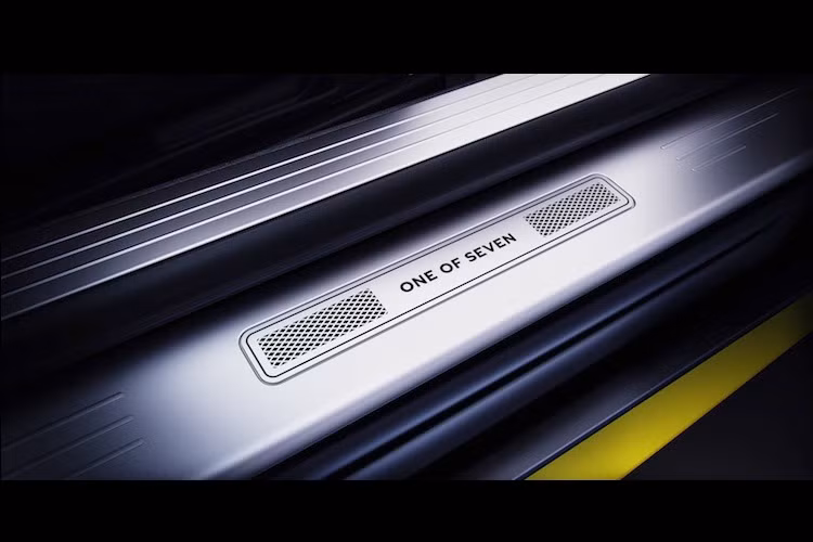 Ngay khi mở cửa, hành khách đã được chào đón bởi bậc bước chân khắc CNC số thứ tự sản xuất của xe.