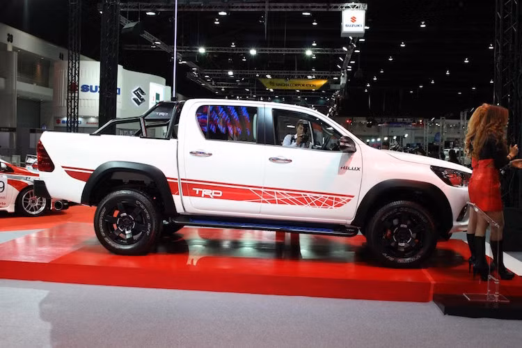 Dọc theo thân xe và hai bên đều được dán những đường hoa văn trang trí theo phong cách của chi nhánh thể thao Toyota Racing Development (TRD).