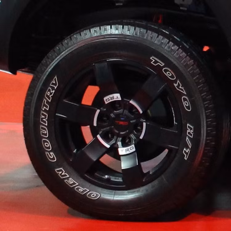 Bộ mâm 18 inch của xe được chế toạ tại TRD với màu đen mờ và sử dụng lốp gai với kích thước 265/60 R18.