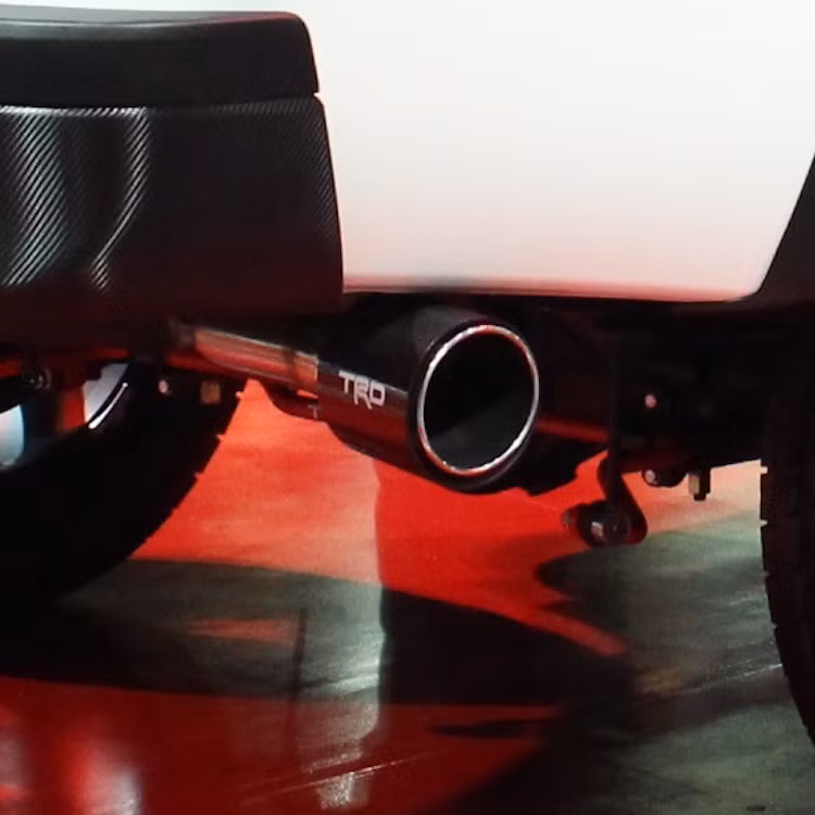 Động cơ của xe vẫn được giữ nguyên, hoàn toàn không có thay đổi gì. Tuy nhiên, có thể Hilux TRD sẽ mạnh hơn một chút nhờ có hệ thống xả thể thao TRD.