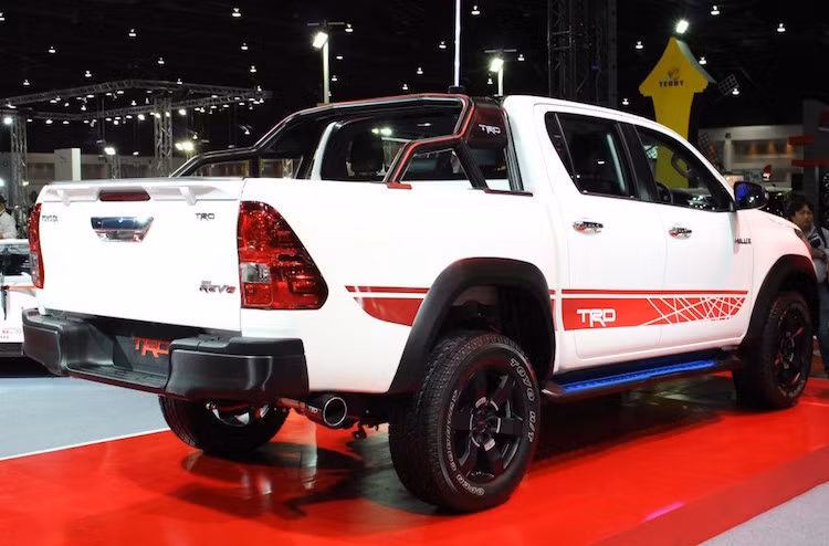 Tương tự như gương chiếu hậu, cản sau của xe cũng có vân giả sợi carbon. Đồng thời, khoảng sáng gầm xe dường như cũng đã được tăng lên so với các bản Hilux thường.