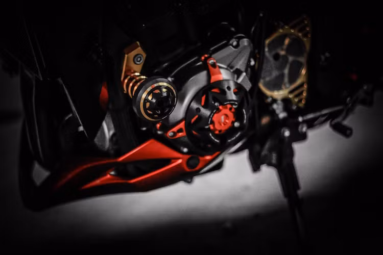 Các chi tiết ốp lốc máy cùng dàn ốc kiểng được mua từ hãng DMV.