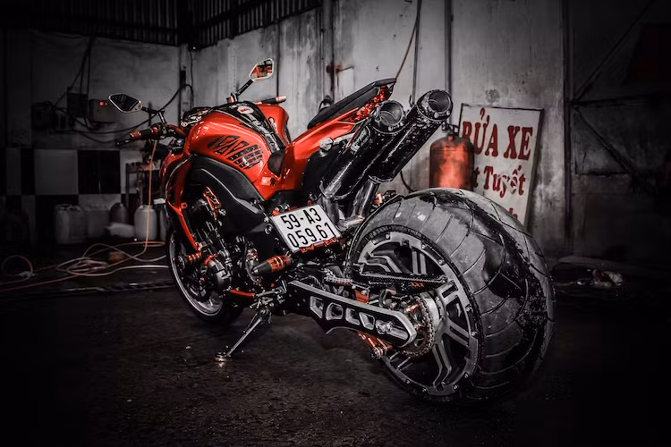 Được chế tạo bằng hợp kim nhôm theo công nghệ CNC, bộ gắp này vừa đảm bảo được tính thẩm mỹ, nhưng đồng thời rất chắc chắn và có thể "chịu đựng" được sức nặng của bánh sau và mô-men xoắn động cơ.