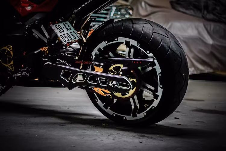 Chi tiết "đỉnh" nhất trên xe đó là chiếc mâm sau bản siêu rộng, với thiết kế 7 cánh kép 2 tông màu cứng cáp.