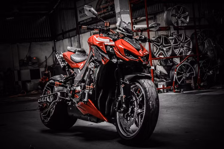 Mẫu xe này cũng thường xuyên được dân chơi "độ" lại; tuy nhiên thường thì việc "độ" chỉ dừng lại ở việc sơn airbursh dàn áo, lên "đồ chơi kiểng". Rất ít người có đủ "dũng cảm" để thay đổi kết cấu của xe.