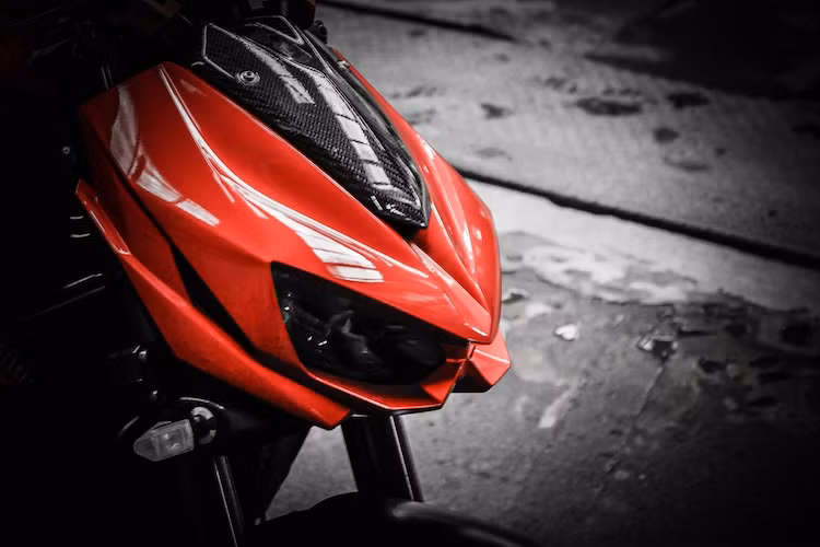 Cuối cùng, một số chi tiết "lặt vặt" như mặt nạ trước bằng sợi carbon hay đèn xi-nhan Rizoma giúp "tô điểm" thêm cho chiếc Z1000 "khủng" nhất Sài Gòn này.