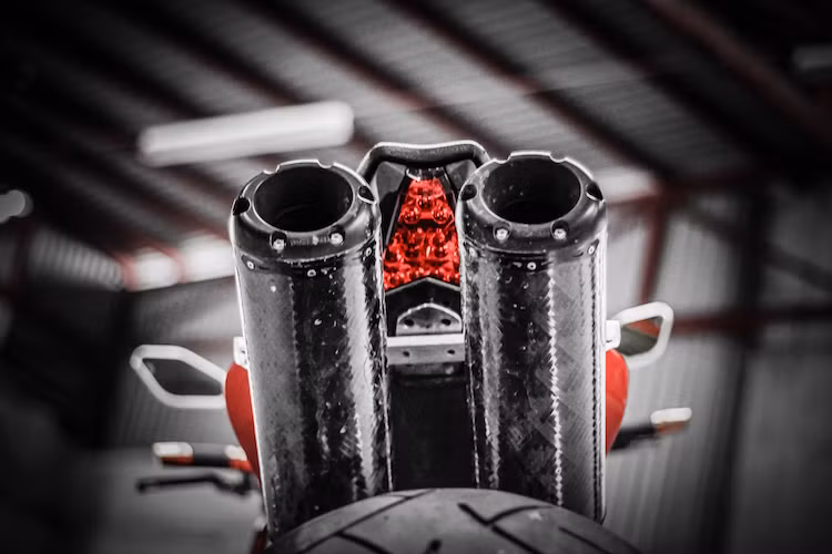 Cặp ống xả của xe là phiên bản đặc biệt Black Series của hãng Two Brothers Racing, với lon pô vân carbon độc đáo.