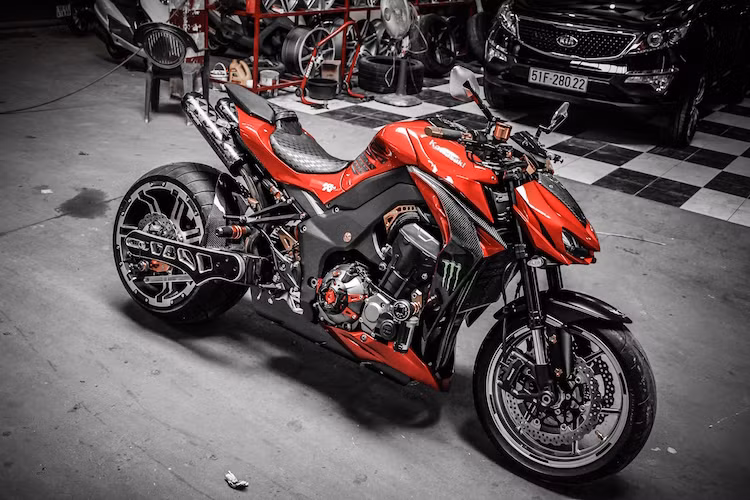 Không đi theo "lối mòn" thông thường, anh đã thay hoàn toàn "dàn chân" phía sau của chiếc Kawasaki Z1000 hàng độc, khiến chiếc xe này càng trở nên dữ dằn và phá cách hơn.