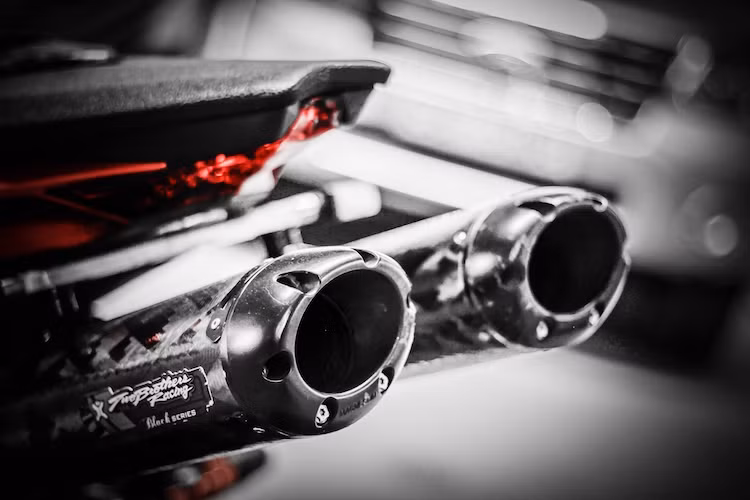 Do lắp mâm lớn nên vị trí ống xả của xe cũng buộc phải chuyển xuống dưới yên sau.