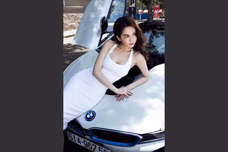 BMW i8 được trang bị động cơ 1.3l tăng áp 3 xi-lanh tăng áp 231 mã lực nằm giữa, cùng với mô-tơ điện 131 mã lực ở bánh trước. 2 động cơ có thể khiến i8 chỉ mất 4,4 giây để đạt 100 km/h trước khi tới tốc độ tối đa 250 km/h một cách dễ dàng, trong khi vẫn chỉ có mức tiêu thụ 2,1l/100 km.