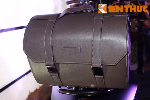 Piaggio Viet Nam ra mat “hang hieu” Vespa 946 Emporio Armani-Hinh-3