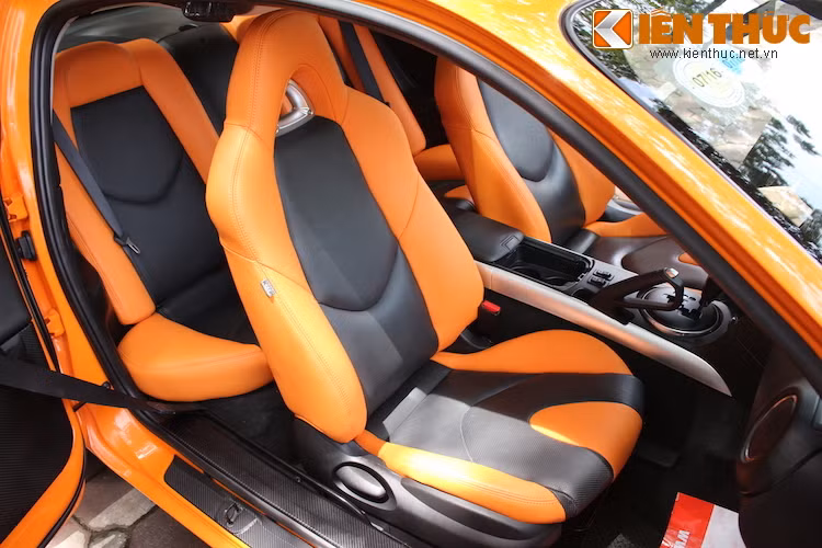 2 ghế trước của xe có tựa đầu đục lỗ hình tam giác lồi, mô phỏng hình dáng rotor trong động cơ của xe. Ngoài ghế ngồi, rất nhiều chi tiết trên RX-8 cũng có "dấu ấn" của hình dáng này.