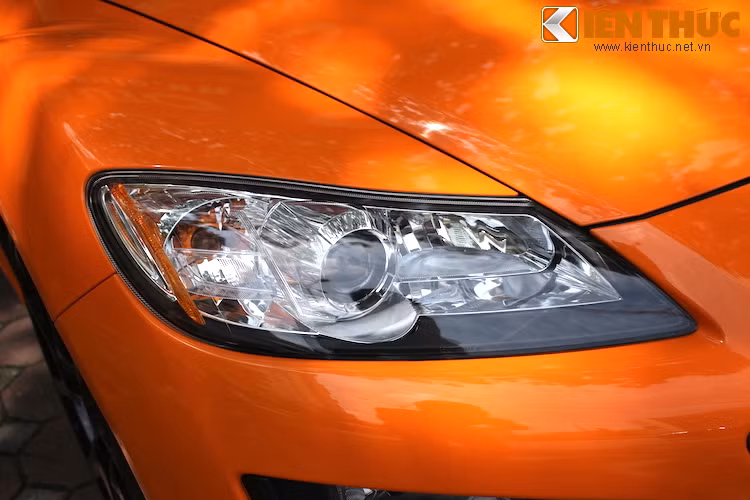 Có thể dễ dàng phân biệt phiên bản RX-8 kể từ sau 2009 bằng cặp đèn pha sắc sảo hơn, cùng với cản trước mới hình "miệng cười" giống như những chiếc Mazda hiện đại.