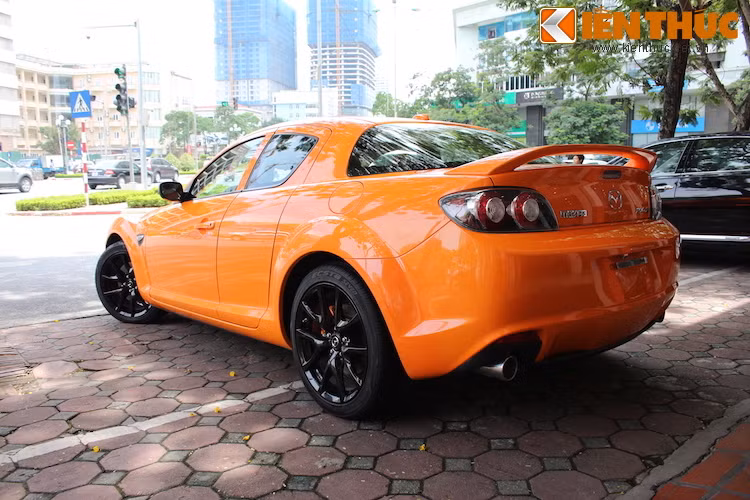 Tới năm 2009, RX8 trải qua một đợt nâng cấp giữa vòng đời lớn (facelift), với nhiều thay đổi mạnh mẽ về mọi mặt.