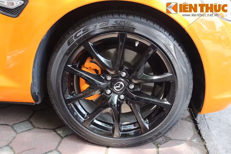 Bộ mâm của RX-8 đời này cũng có thiết kế hấp dẫn hơn, dạng chữ V 5 cánh.