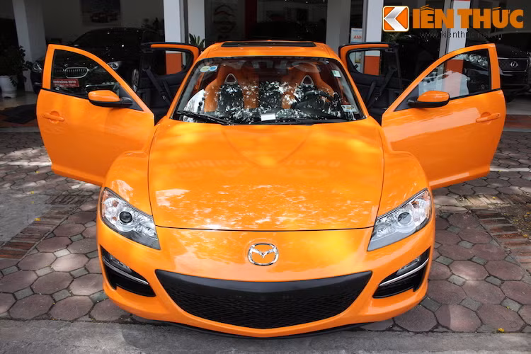 Một đặc điểm cực "độc" của RX-8 đó là cách bố trí cửa trước và sau đối xứng, mở ra hai bên như cửa tủ và không có cột B. Ngoài RX-8, chỉ có MINI Clubman đời trước là có kiểu cửa tương tự, trong khi Rolls-Royce Phantom cũng có cửa sau mở ngược nhưng vẫn còn cột B.