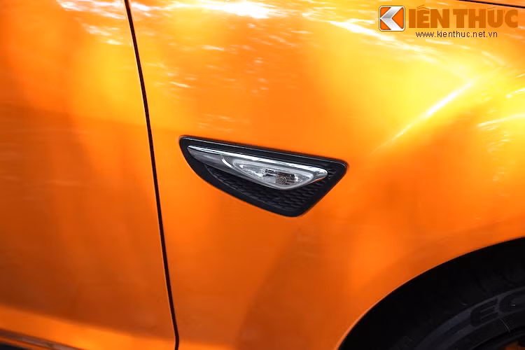 Bên cạnh đó, hai bên dè trước của xe còn được tích hợp thêm xi-nhan rẽ "giả" khe tản nhiệt, thay vì "mang cá" chạy dài theo hốc bánh như phiên bản cũ.