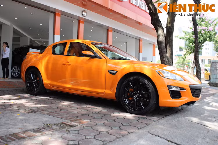 RX-8 được nhập vào Việt Nam với số lượng khoảng 10 chiếc, nhưng gần như tất cả chúng đều là phiên bản cũ trước năm 2009. Chính vì vậy, phiên bản RX-8 facelift này hiện đang là một trong những mẫu xe "độc" nhất tại nước ta.