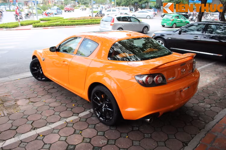 Do không đạt các tiêu chuẩn khí thải ngày càng khắt khe, RX-8 đã bị Mazda "khai tử" vào năm 2012. Theo anh Dũng - chủ showroom nhập khẩu chiếc RX-8 này, nó hiện đang có giá 1 tỷ 180 triệu đồng.