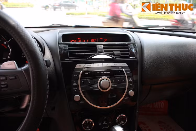 Là một mẫu xe hướng tới cảm giác lái thể thao và đã ra đời từ khá lâu, RX-8 không có những hệ thống thông tin giải trí hiện đại. Tuy nhiên dàn âm thanh của xe vẫn khá cao cấp khi sử dụng loa của Bose.