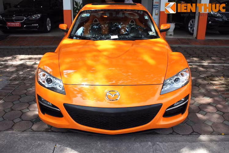 Ra đời từ khi Mazda vẫn còn áp dụng ngôn ngữ thiết kế Zoom-Zoom, nhưng bản facelift của RX-8 lại hơi "lai" một chút phong cách Kodo mà Mazda đang áp dụng cho những chiếc xe của hãng hiện nay.