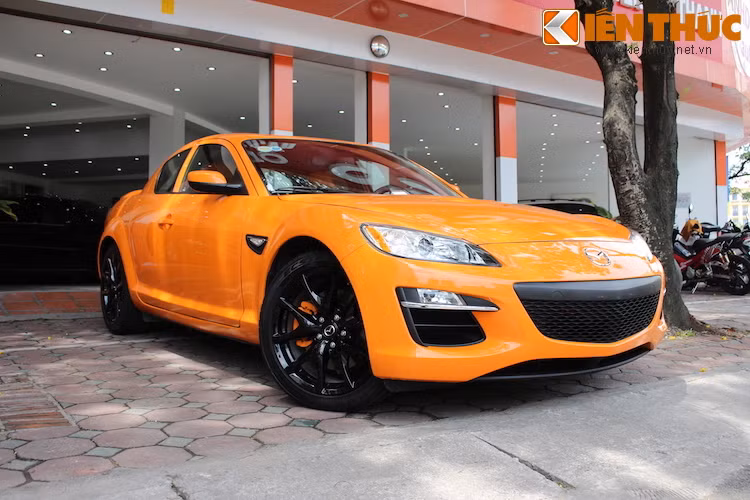 Được sản xuất trong khoảng từ năm 2001-2012, Mazda RX-8 là mẫu xe kế nhiệm "huyền thoại" RX-7, vốn đã bị ngừng sản xuất từ năm 2002.