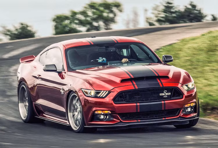 Sử dụng hộp số sàn 6 cấp và hệ truyền động chịu lực cao, nguồn sức mạnh từ động cơ giúp "siêu rắn hổ mang" Super Snake có thể đạt tốc độ tối đa hơn 320 km/h dễ dàng "đốt cháy" những chiếc lốp sau nếu người lái đạp ga "sát ván".