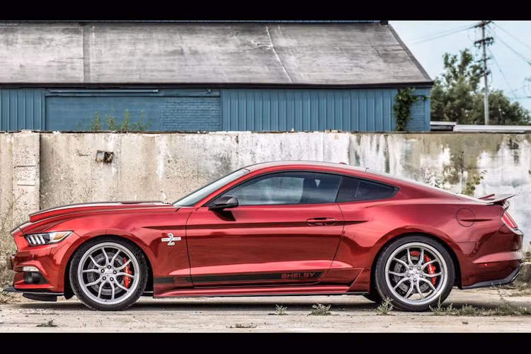 Chiếc Shelby Snake mới nhất còn có mâm đúc 5 cánh khép và nước sơn màu đỏ chrome đặc biệt.