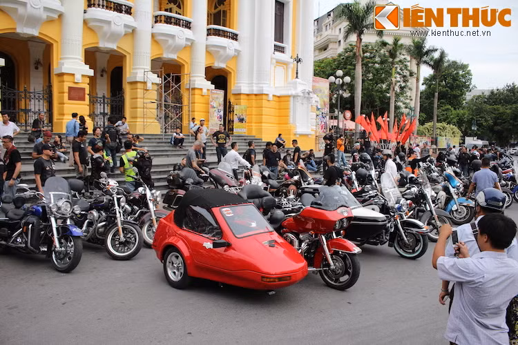 Do người đi đường tụ tập quá đông nên đoàn đã buộc phải xuất phát trước dự kiến.