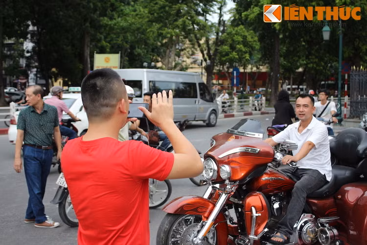 Đoàn xe đã khiến tất cả những người đi đường vào giờ tan tầm phải chú ý, nhiều người đã dừng hẳn lại để ngắm nhìn, thậm chí một số người còn "đánh liều" ngồi lên những chiếc xe để chụp ảnh.