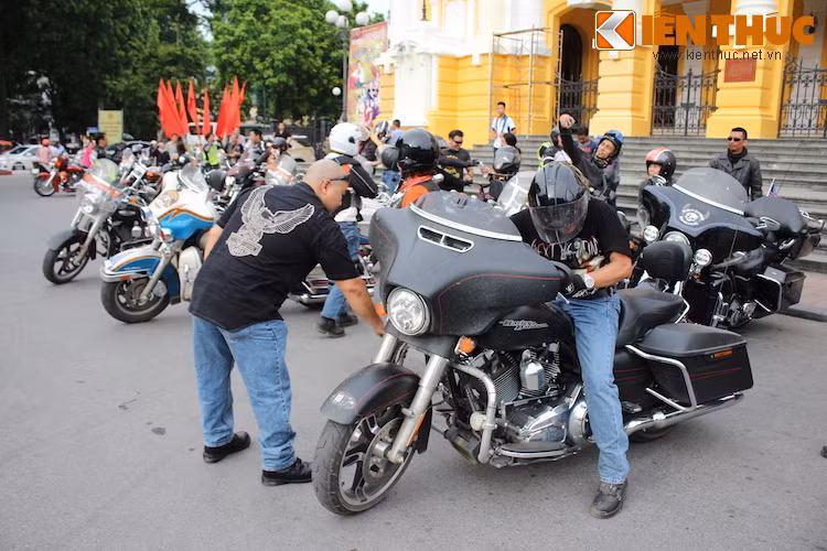 Ngay khi dừng bánh, những chiếc Harley-Davidson đồ sộ đã được dựng một cách "thẳng hàng ngay lối", với sự giúp đỡ của điều hành đoàn và những thành viên đến trước.