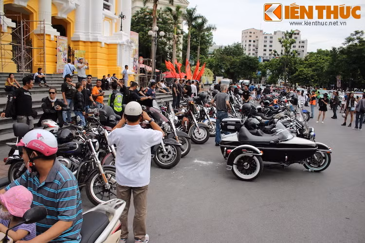 Chỉ sau khoảng 10 phút, hơn 40 chiếc Harley-Davidson đã "xếp lốp" ngay ngắn trước cửa Nhà Hát Lớn.