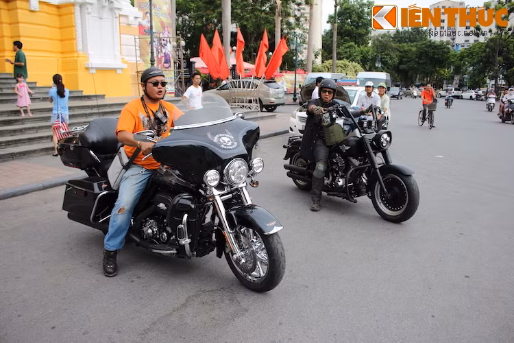 Vào khoảng 5 giờ chiều ngày hôm nay 23/7, những thành viên đầu tiên đã dừng chân kết thúc hành trình tại Nhà hát lớn Hà Nội.