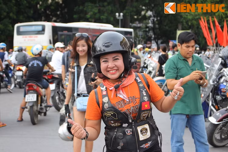 Dù đã thấm mệt sau một hành trình dài dưới nắng nóng nhưng nụ cười vẫn luôn nở trên môi tất cả các thành viên vì nhiềm vui đoàn tụ.