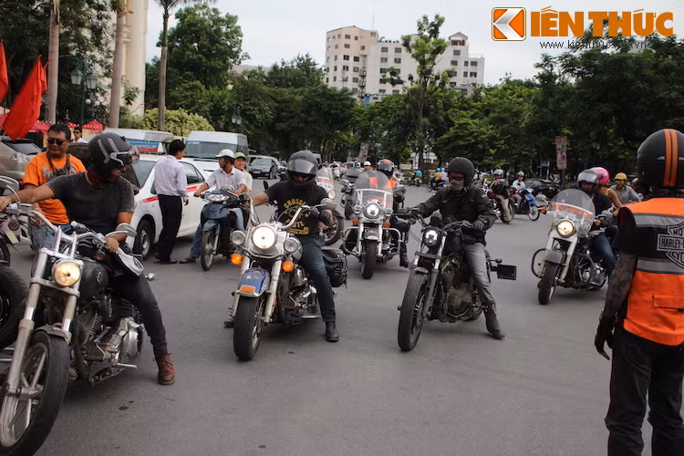 Liền ngay sau đó, hàng chục thành viên khác cũng nhanh chóng hội tụ về địa điểm tập kết.